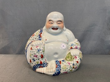 Une figure de Bouddha en porcelaine de Chine famille rose, 19/20&egrave;me