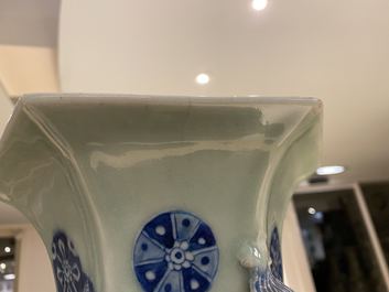 Un vase de forme hexagonale en porcelaine de Chine &agrave; fond c&eacute;ladon et un vase en famille rose, 19&egrave;me