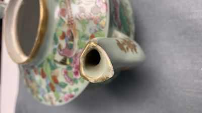 Een Chinees Canton famille rose theeservies met celadon fondkleur, 19e eeuw