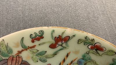Een Chinees Canton famille rose theeservies met celadon fondkleur, 19e eeuw
