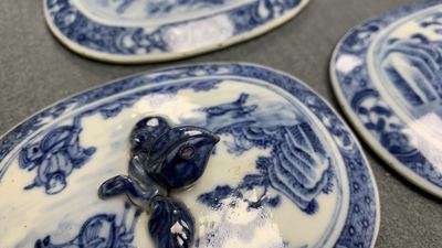 Een uitgebreid Chinees blauw-wit servies met jachtdecor, 18/19e eeuw