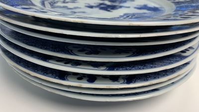 Een uitgebreid Chinees blauw-wit servies met jachtdecor, 18/19e eeuw