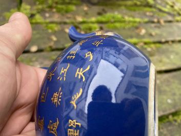 Une th&eacute;i&egrave;re en porcelaine de Chine &agrave; d&eacute;cor dor&eacute; sur fond bleu, marque et &eacute;poque de Qianlong