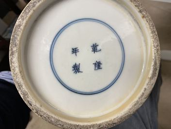 Un vase en porcelaine de Chine famille verte sur fond bleu poudr&eacute;, 19&egrave;me