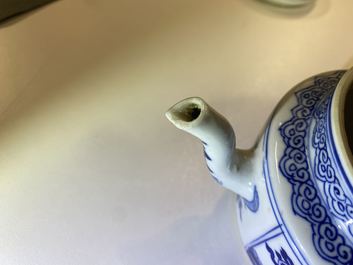 Een paar Chinese blauw-witte theepotten met antiquiteiten, Kangxi