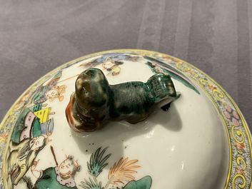 Une paire de vases couverts en porcelaine de Chine famille verte &agrave; d&eacute;cor de guerriers, 19&egrave;me