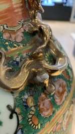 Un grand vase en porcelaine de Chine famille rose de Canton, 19&egrave;me