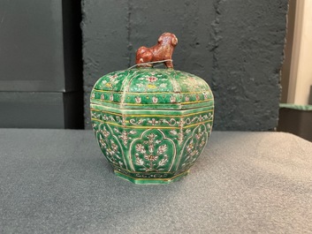 Une bo&icirc;te couverte en porcelaine de Chine Bencharong pour le march&eacute; thai, 19&egrave;me