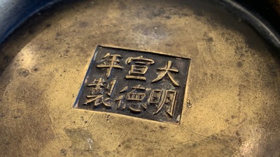 Een Chinese bronzen wierookbrander, Xuande merk, Qing