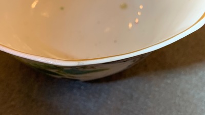 Cinq tasses et soucoupes en porcelaine de Chine famille rose &agrave; d&eacute;cor de papillons, 19&egrave;me