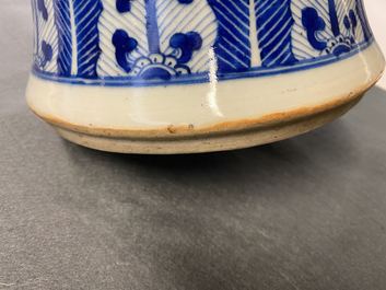 Un vase en porcelaine de Chine en bleu et blanc &agrave; d&eacute;cor de prunus, 19&egrave;me