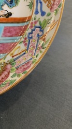 Douze assiettes en porcelaine de Chine famille rose de Canton, 19&egrave;me