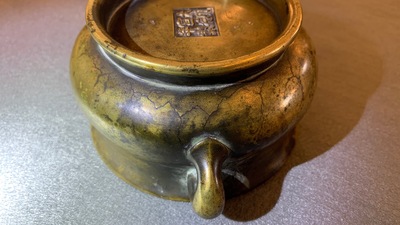 Een Chinese bronzen wierookbrander, Xuande merk, Qing