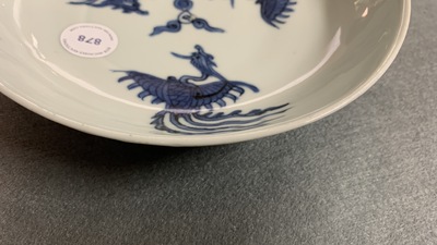 Een Chinees blauw-wit bord met drie feniksen, Longqing