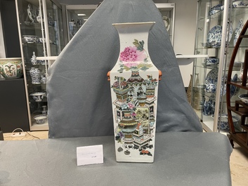 Un vase de forme carr&eacute;e en porcelaine de Chine qianjiang cai, 19&egrave;me