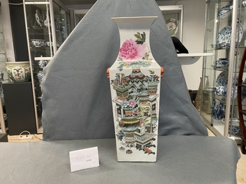 Un vase de forme carr&eacute;e en porcelaine de Chine qianjiang cai, 19&egrave;me