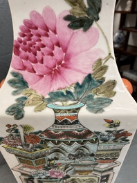 Een vierkante Chinese qianjiang cai vaas met antiquiteiten, 19e eeuw