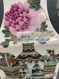 Un vase de forme carr&eacute;e en porcelaine de Chine qianjiang cai, 19&egrave;me