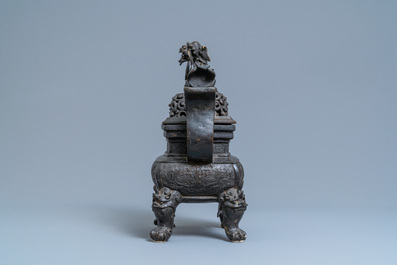 Een grote Chinese bronzen wierookbrander met deksel, Ming