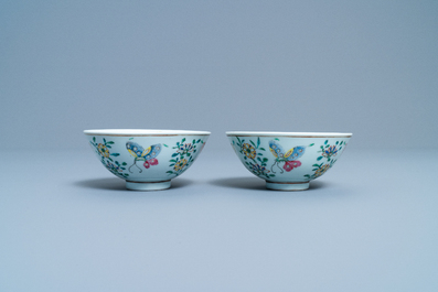 Une paire de bols en porcelaine de Chine famille rose &agrave; d&eacute;cor de papillons, marque de Qianlong, 19&egrave;me