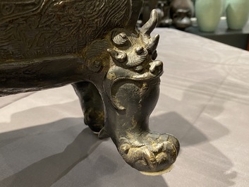 Een grote Chinese bronzen wierookbrander met deksel, Ming