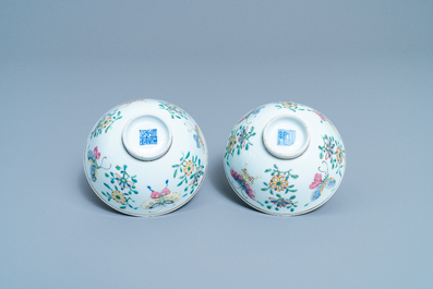 Une paire de bols en porcelaine de Chine famille rose &agrave; d&eacute;cor de papillons, marque de Qianlong, 19&egrave;me