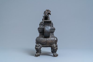 Een grote Chinese bronzen wierookbrander met deksel, Ming