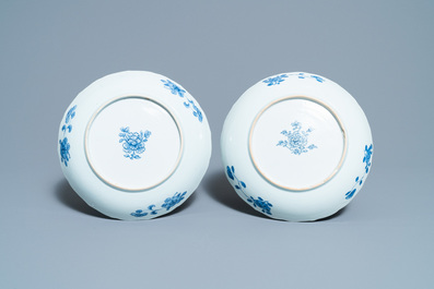 Een paar Chinese blauw-witte 'Xi Xiang Ji' borden, Qianlong