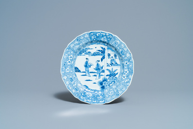 Drie Chinese blauw-witte 'Xi Xiang Ji' schotels, Qianlong