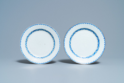 Quatre assiettes en porcelaine de Chine en bleu et blanc &agrave; d&eacute;cor bianco sopra bianco, Yongzheng/Qianlong