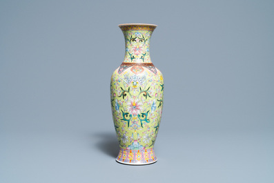 Un vase en porcelaine de Chine famille rose &agrave; d&eacute;cor floral, marque de Qianlong, R&eacute;publique