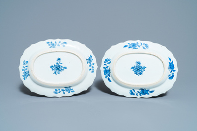 Een paar Chinese blauw-witte 'Xi Xiang Ji' ovale schotels, Qianlong