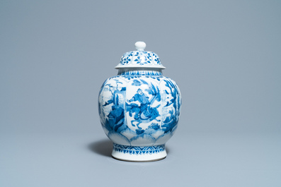 Un vase couvert en porcelaine de Chine en bleu et blanc &agrave; d&eacute;cor de cavaliers, Kangxi