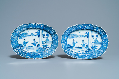 Une paire de plats de forme ovale en porcelaine de Chine en bleu et blanc &agrave; d&eacute;cor d'une sc&egrave;ne du 'Xi Xiang Ji', Qianlong