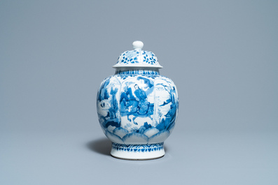 Un vase couvert en porcelaine de Chine en bleu et blanc &agrave; d&eacute;cor de cavaliers, Kangxi