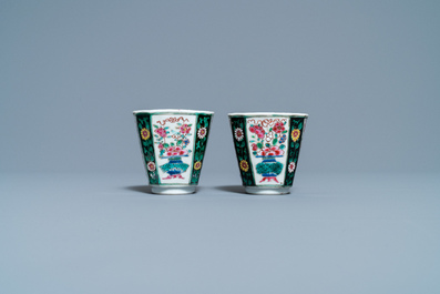 Une paire de tasses et soucoupes de forme octagonale en porcelaine de Chine famille rose, Qianlong