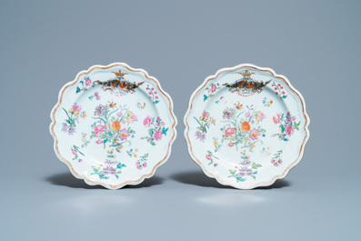 Une paire d'assiettes armori&eacute;es en porcelaine de Chine famille rose pour le march&eacute; danois, Qianlong