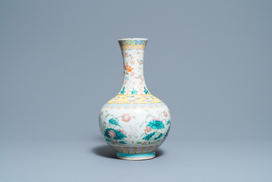 Un vase de forme bouteille en porcelaine de Chine famille rose, 19&egrave;me