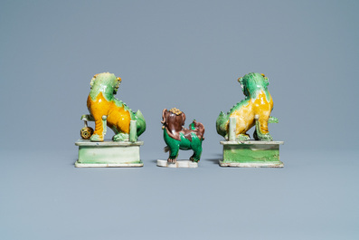 Trois mod&egrave;les de lions bouddhistes en biscuit &eacute;maill&eacute; sancai, Chine, Kangxi