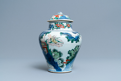 Un vase couvert en porcelaine de Chine wucai &agrave; d&eacute;cor d'immortels, Shunzhi