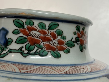 Un vase couvert en porcelaine de Chine wucai &agrave; d&eacute;cor d'immortels, Shunzhi