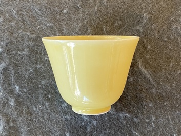 Une paire de tasses &agrave; vin en porcelaine de Chine jaune monochrome, marque et &eacute;poque de Kangxi