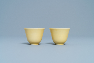 Une paire de tasses &agrave; vin en porcelaine de Chine jaune monochrome, marque et &eacute;poque de Kangxi