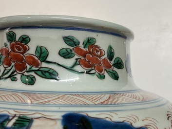 Un vase couvert en porcelaine de Chine wucai &agrave; d&eacute;cor d'immortels, Shunzhi