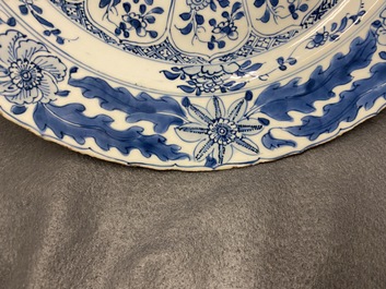 Un plat en porcelaine de Chine en bleu et blanc &agrave; d&eacute;cor floral, Kangxi