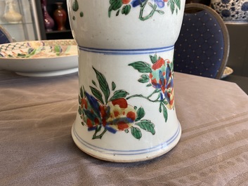 Un vase de forme 'gu' en porcelaine de Chine wucai, Shunzhi