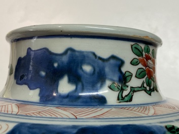 Un vase couvert en porcelaine de Chine wucai &agrave; d&eacute;cor d'immortels, Shunzhi