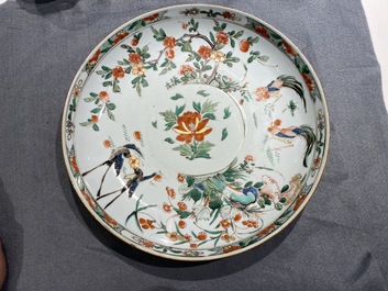 Une paire de plats en porcelaine de Chine famille verte, Kangxi