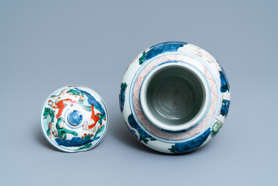 Un vase couvert en porcelaine de Chine wucai &agrave; d&eacute;cor d'immortels, Shunzhi