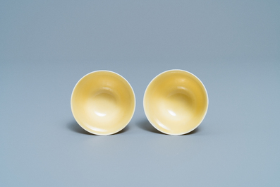 Une paire de tasses &agrave; vin en porcelaine de Chine jaune monochrome, marque et &eacute;poque de Kangxi